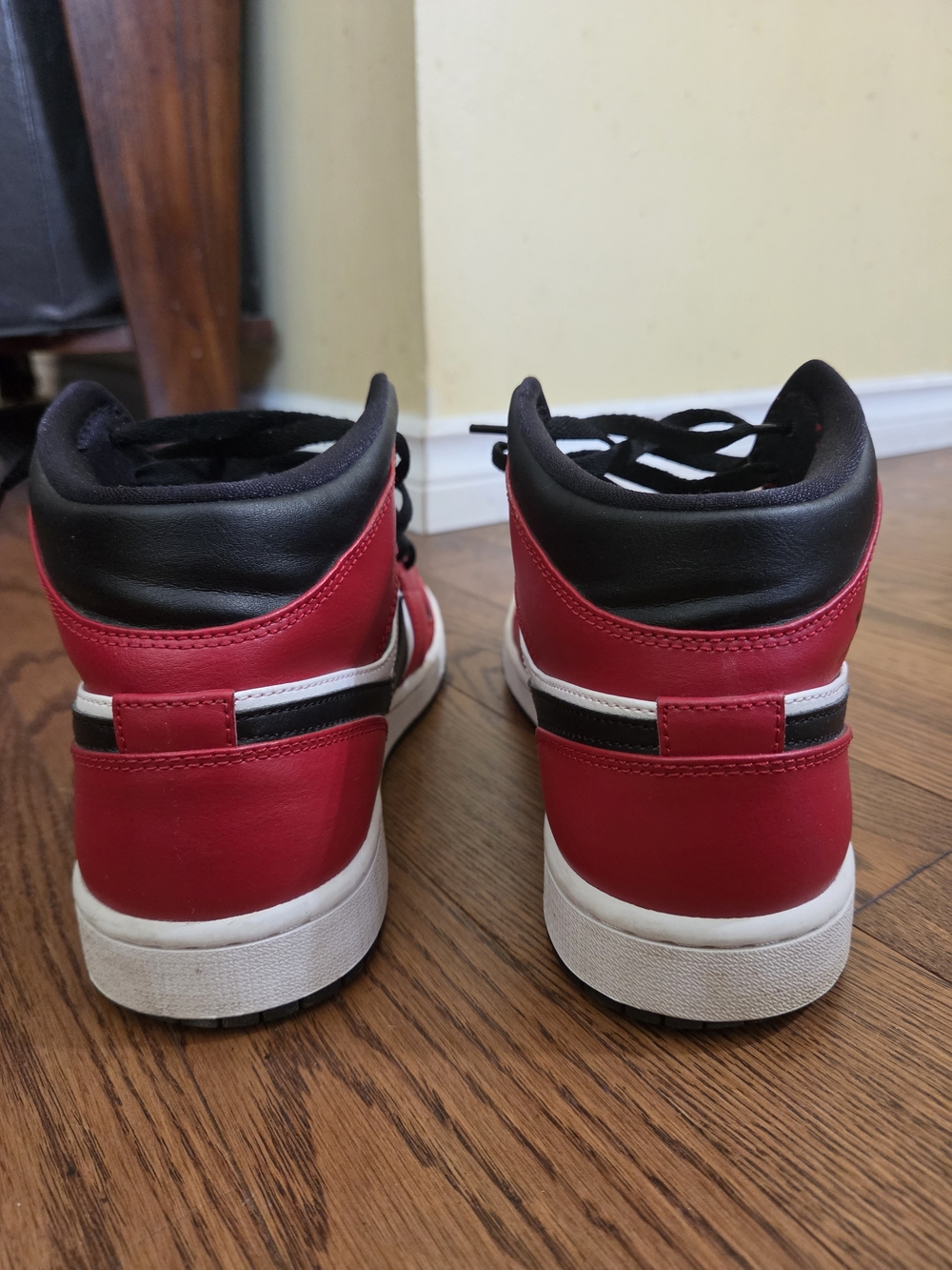 Nike Air Jordan 1 Mid Chicago Black Toe - Picture 3 of 5